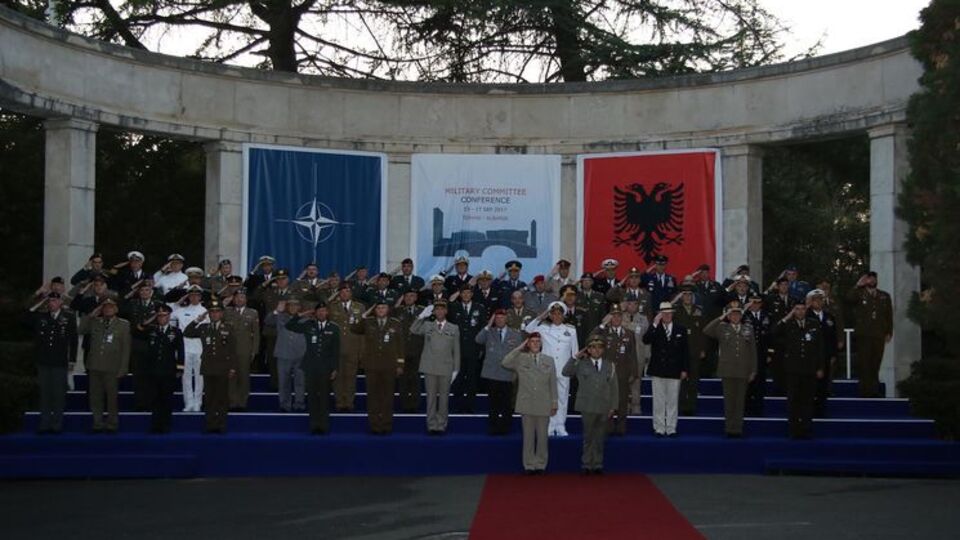 НАТО считает, что отказываться от ядерного оружия нельзя