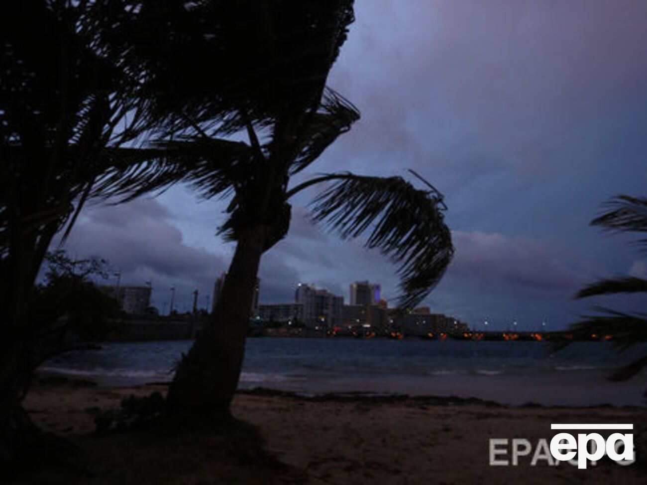 В результате урагана "Мария" уже погибло девять человек