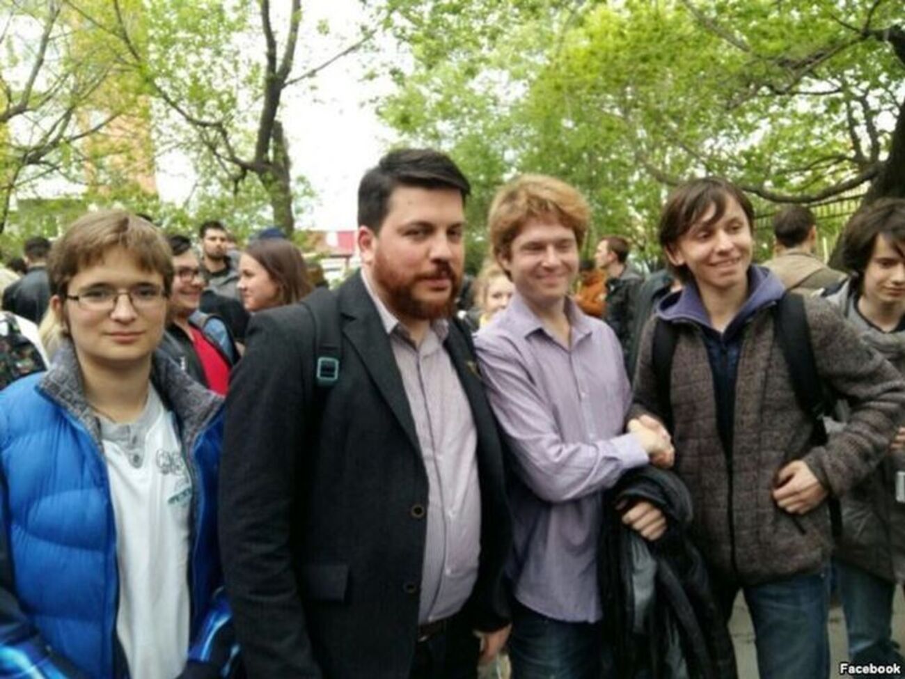 Семен Голубовський (крайній справа) приніс до школи значки "Навальний 20!8"