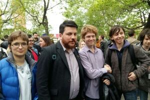 Семен Голубовський (крайній справа) приніс до школи значки "Навальний 20!8"
