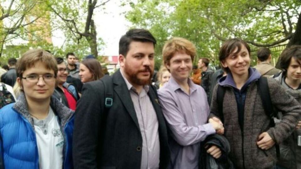 Семен Голубовський (крайній справа) приніс до школи значки "Навальний 20!8"