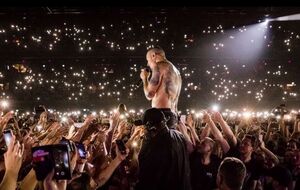 В ролике показали концертное видео