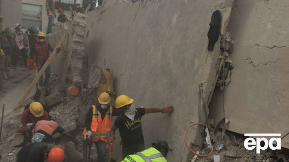 Спасатели в Мексике продолжают доставать жертв из-под обломков