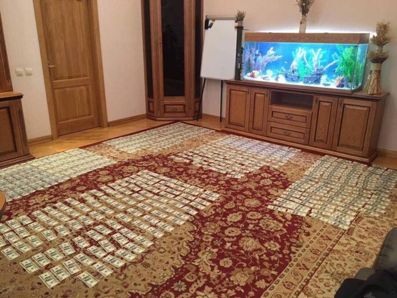 Зловмисників затримали після передання першої частини хабара в розмірі $50 тис.