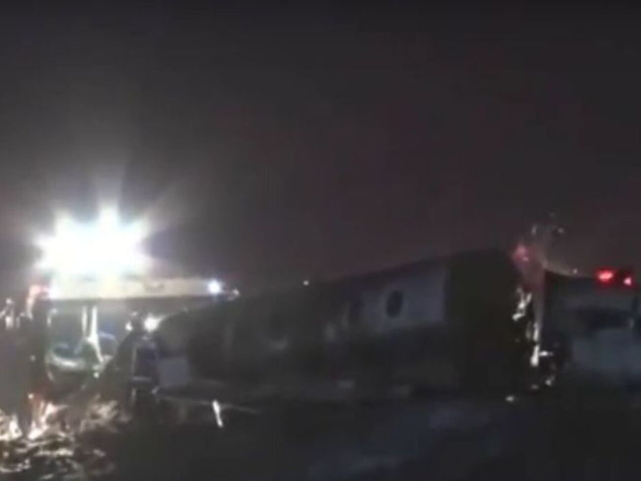 Самолет совершил аварийную посадку и загорелся