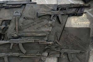 Схема немецкого автомата оказалась на памятнике изобретателю автомата Калашникова