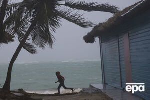 Ураган "Мария" продолжает бушевать в Атлантическом океане