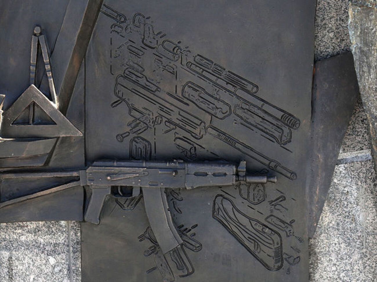 Щербаков объяснил появление на памятнике Калашникову немецкого автомата