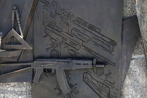 Щербаков объяснил появление на памятнике Калашникову немецкого автомата