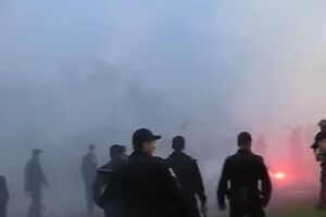 Фанаты устроили беспорядки на стадионе