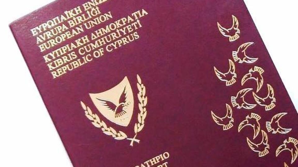 Авторы расследования пока не называют имена обладателей европейских паспортов