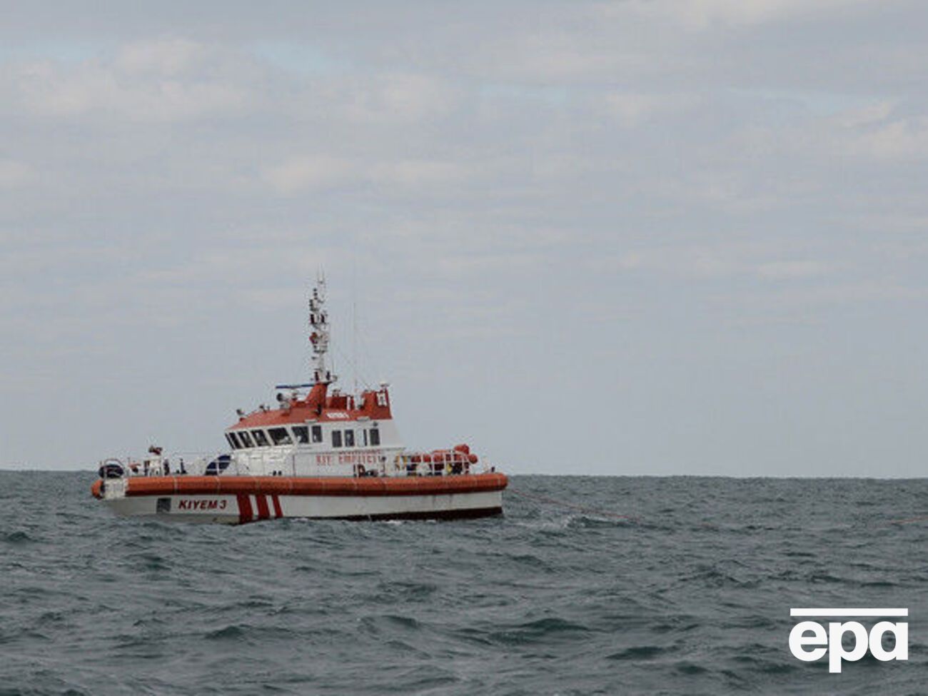 Возле берегов Турции продолжается поиск пропавших без вести после крушения лодки