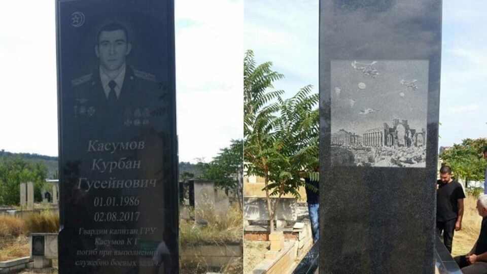 На зворотному боці пам'ятника на могилі Касумова зображено сирійську Пальміру