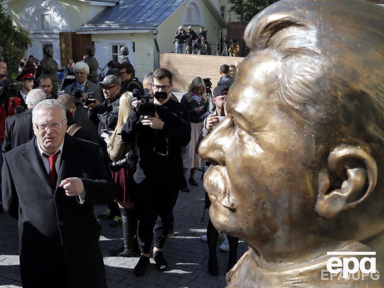 На церемонии открытия памятника присутствовал лидер ЛДПР Владимир Жириновский