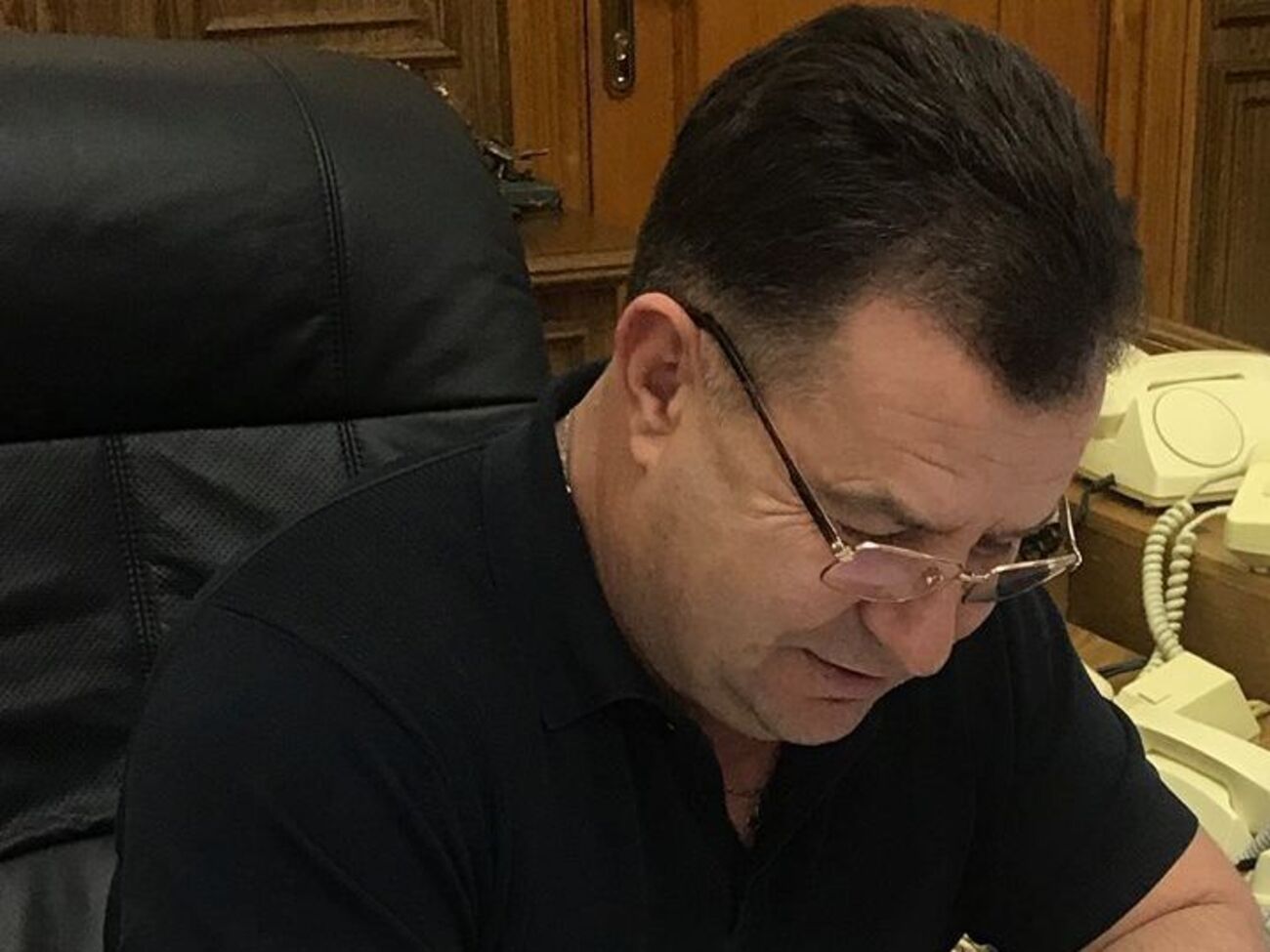Міністр оборони України Степан Полторак із роздруківкою новини про "генерала" Доніка
