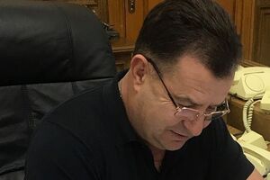 Міністр оборони України Степан Полторак із роздруківкою новини про "генерала" Доніка