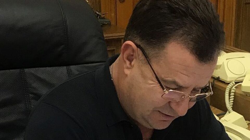 Міністр оборони України Степан Полторак із роздруківкою новини про "генерала" Доніка
