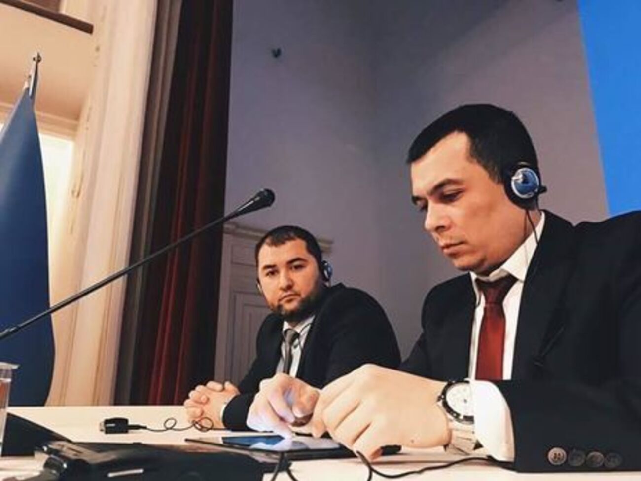 Защитником Семены является крымский татарин Эмиль Курбединов (справа)