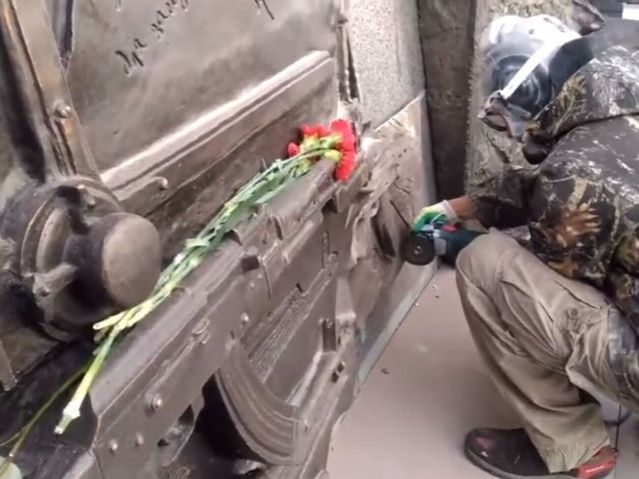 Демонтаж чертежей немецкого автомата с памятника Калашникову