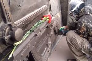 Демонтаж чертежей немецкого автомата с памятника Калашникову