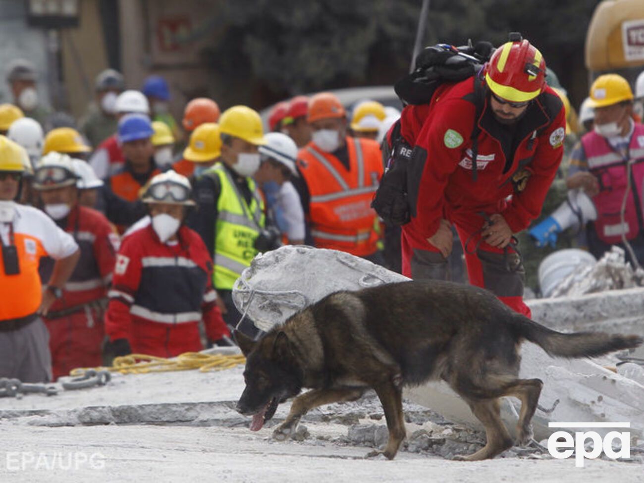 Поиски пострадавших под завалами разрушенных зданий продолжаются