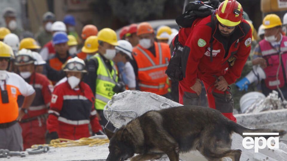 Поиски пострадавших под завалами разрушенных зданий продолжаются