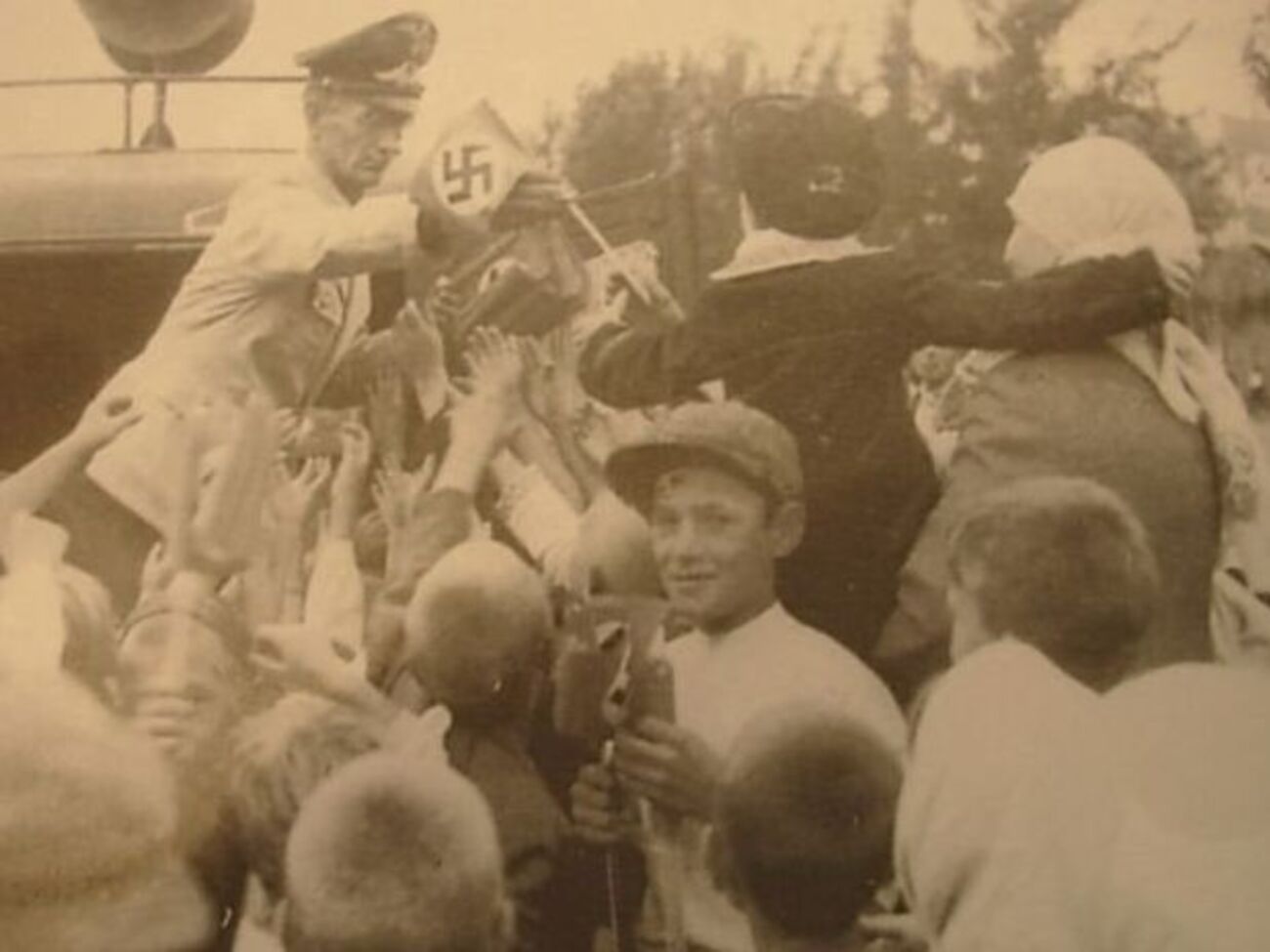 Немецкий чиновник раздает флажки во время празднования второй годовщины освобождения Киева от большевиков.&nbsp;19 сентября 1943 года