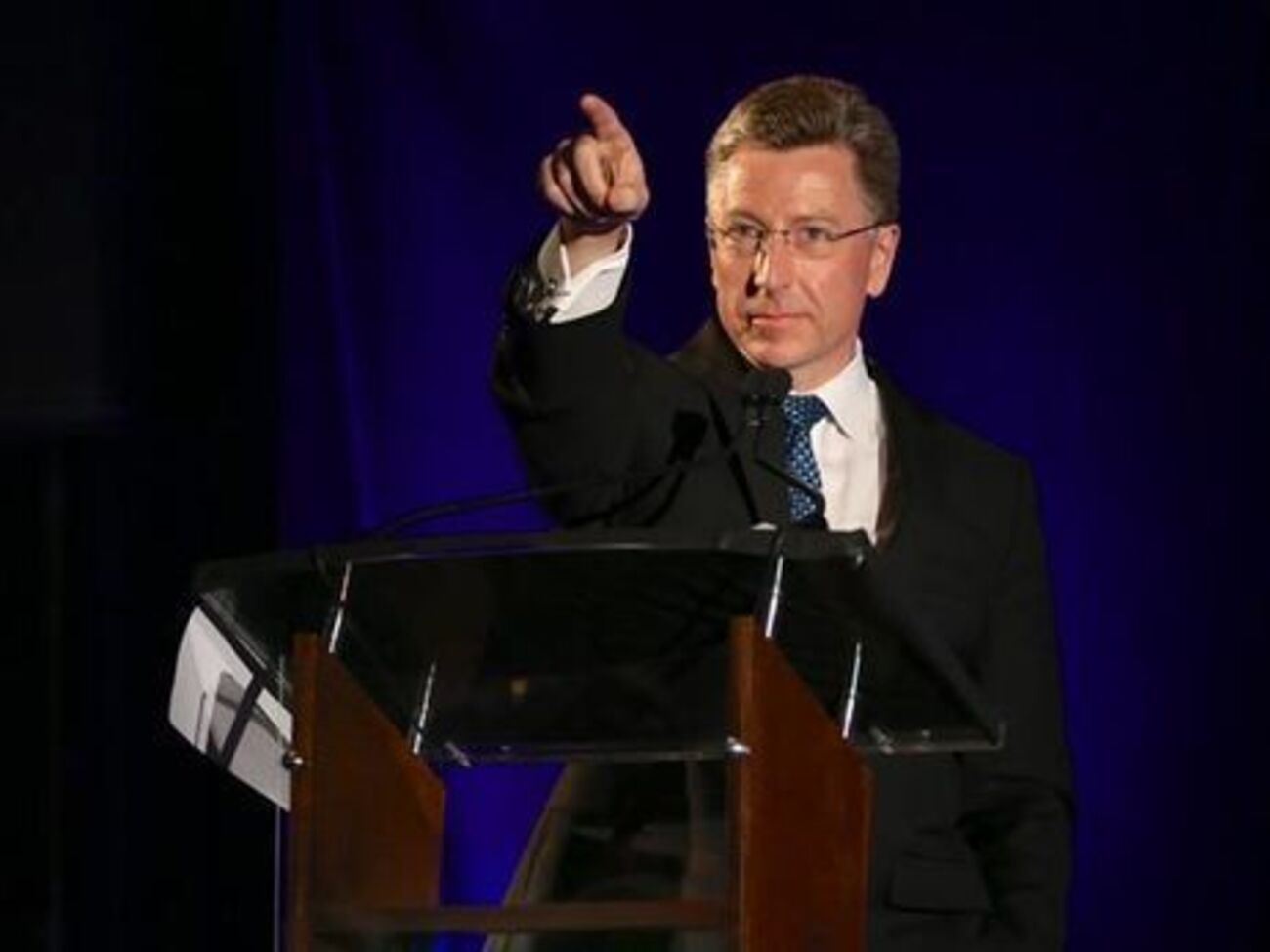 Волкер:&nbsp;З огляду на те, як структурована американська система влади, у мене позиція, еквівалентна позиції Суркова