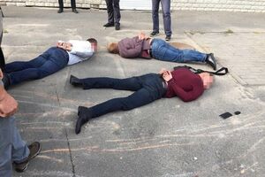 Гендиректора держпідприємства та його заступників затримали поблизу столичного торговельного центру