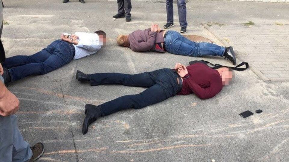 Гендиректора держпідприємства та його заступників затримали поблизу столичного торговельного центру