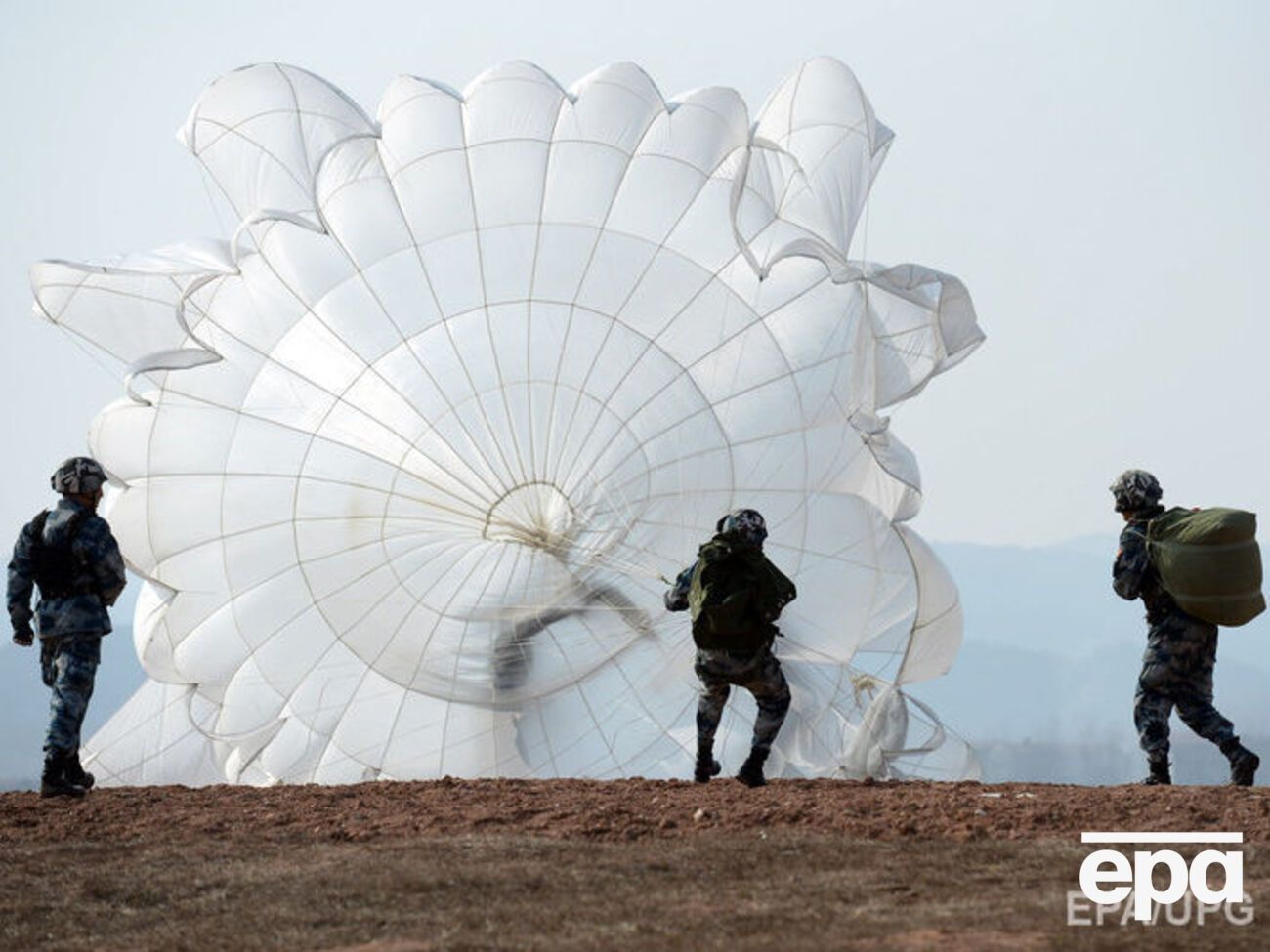 Парашутиста, імовірно, знесло вітром