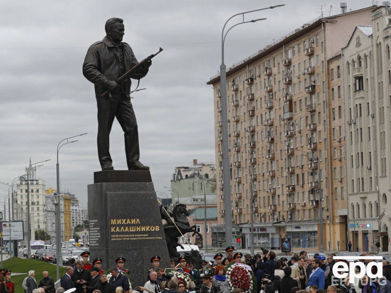 Памятник Калашникову открыли 19 сентября