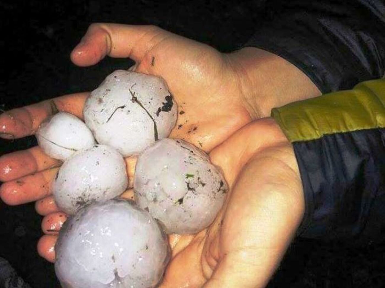 Град повредил крыши более 1950 частных домов