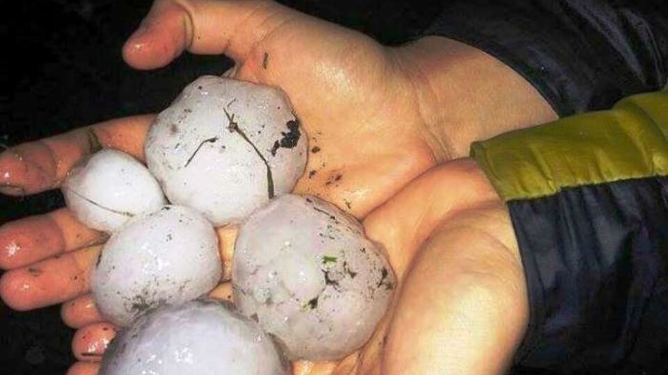 Град повредил крыши более 1950 частных домов