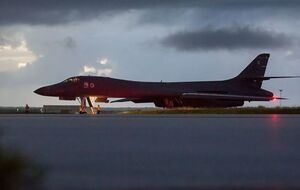 Бомбардировщики США B-1B Lancer и истребители вылетели сегодня с Гуама