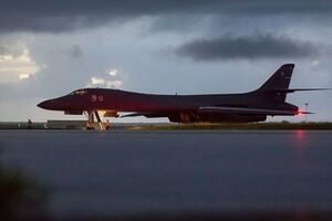 Бомбардировщики США B-1B Lancer и истребители вылетели сегодня с Гуама