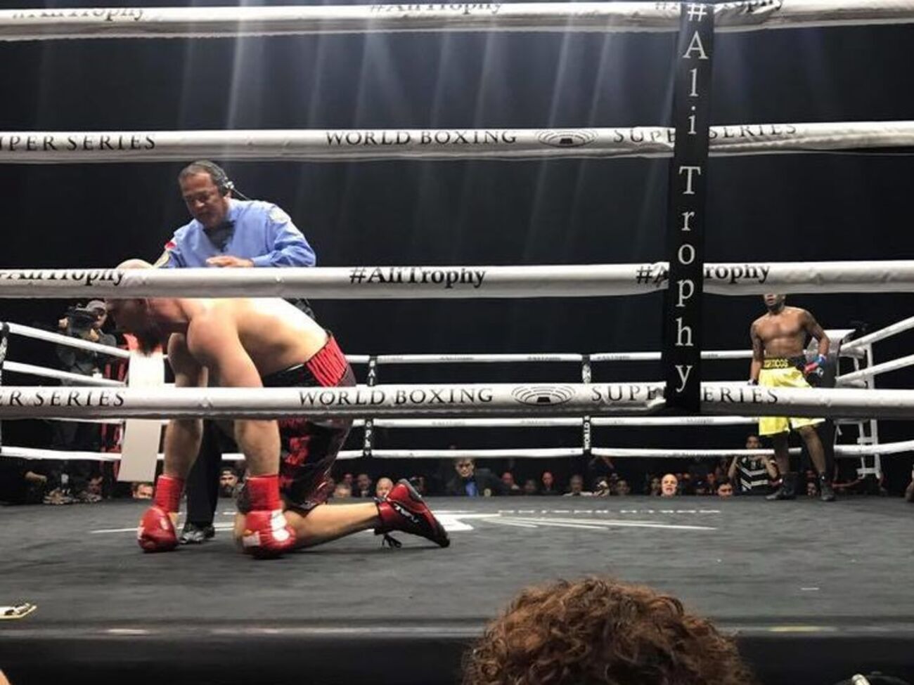 Бой закончился во втором раунде