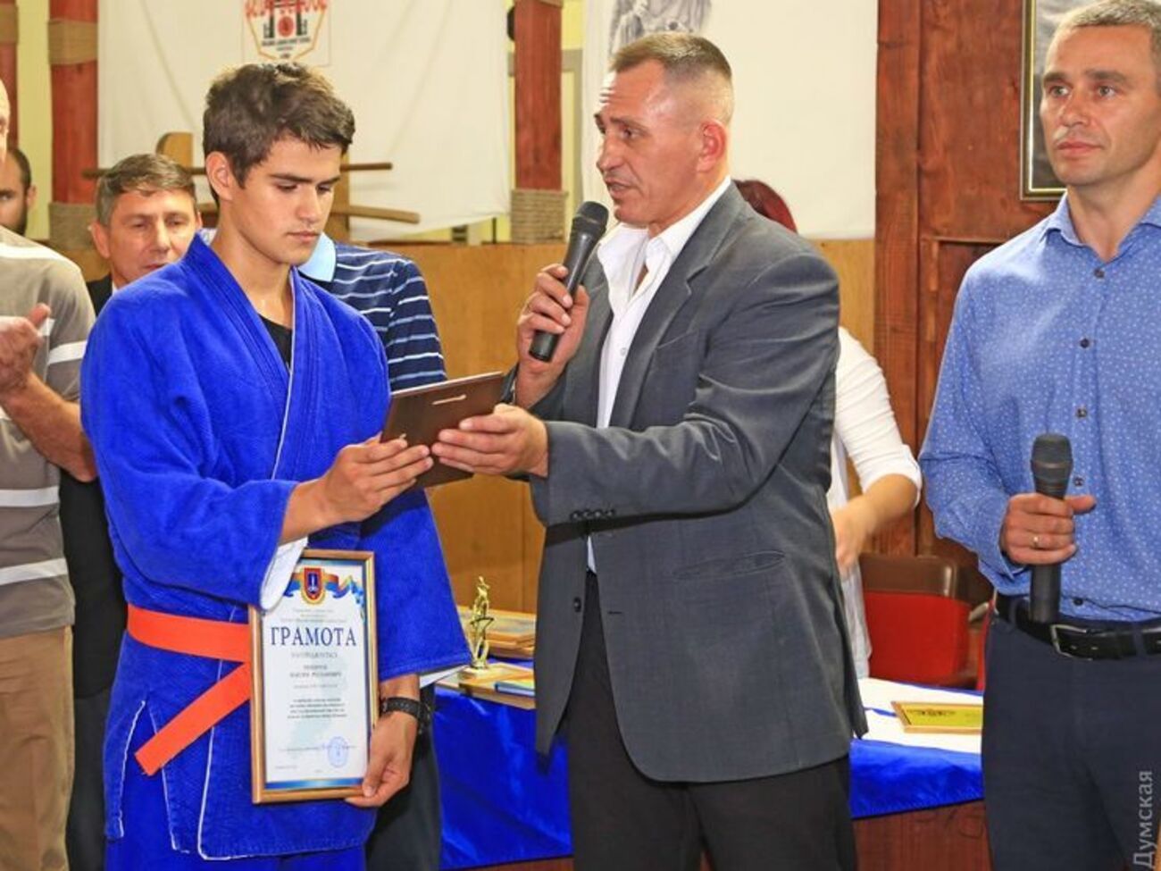 Тихончуку вручили грамоту и подарили книги