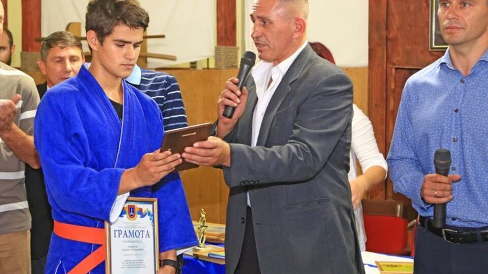 Тихончуку вручили грамоту и подарили книги