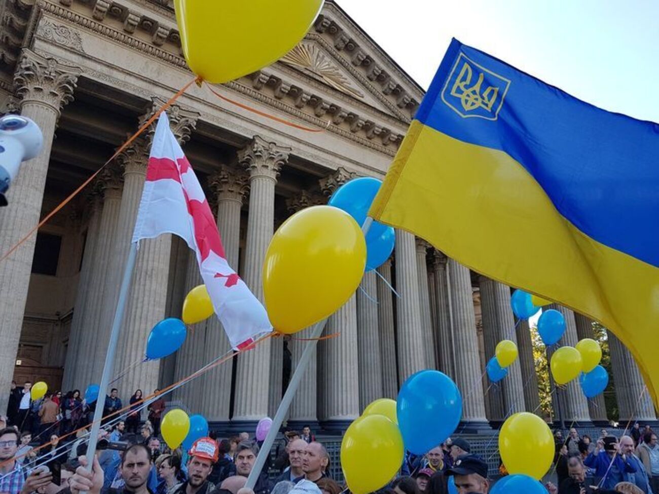 "Миру – мир, Путину – трибунал". У Санкт-Петербурзі протестували проти війни з Україною. Фоторепортаж