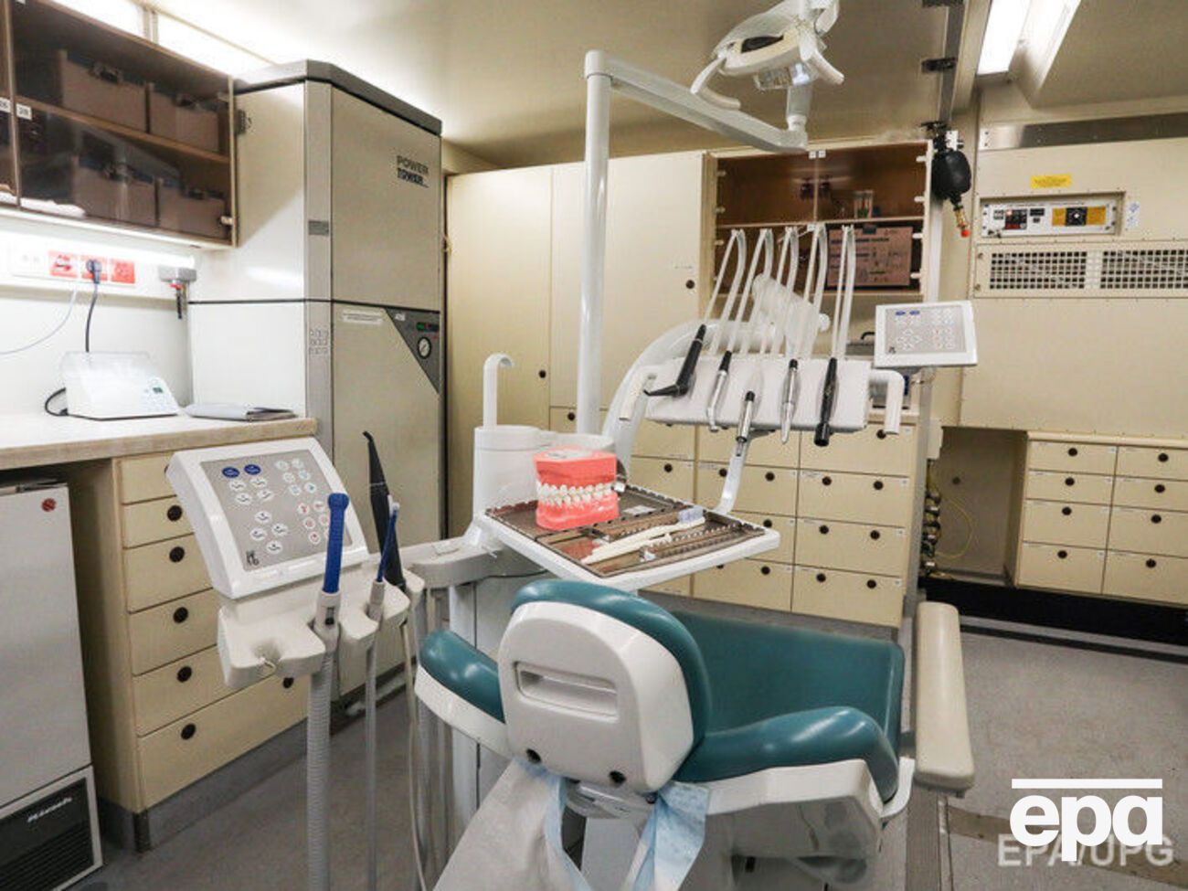 В Китае робот впервые имплантировал пациенту зубы