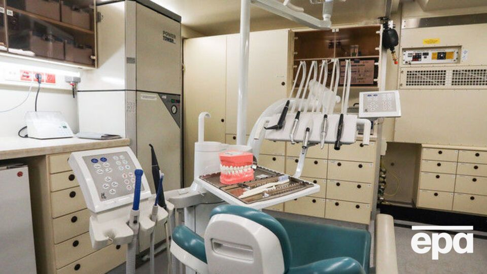 В Китае робот впервые имплантировал пациенту зубы