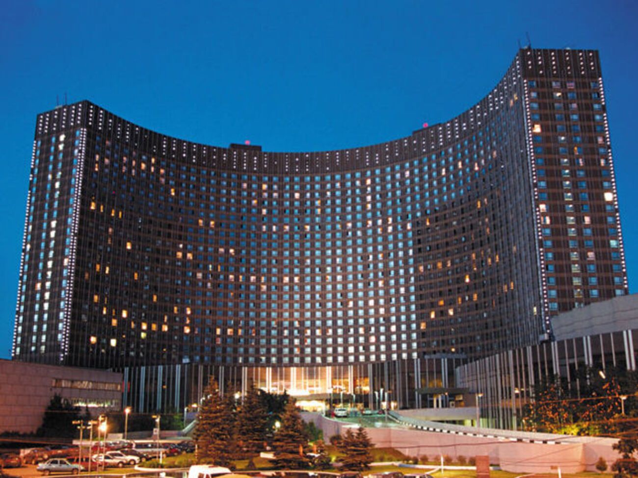 Готель "Космос" евакуювали після анонімних дзвінків про загрозу вибуху