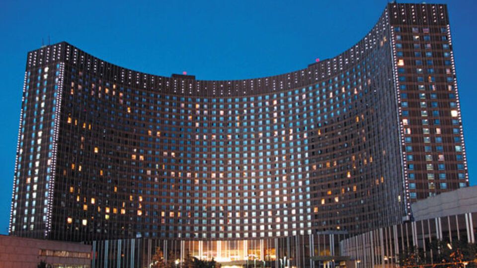 Готель "Космос" евакуювали після анонімних дзвінків про загрозу вибуху