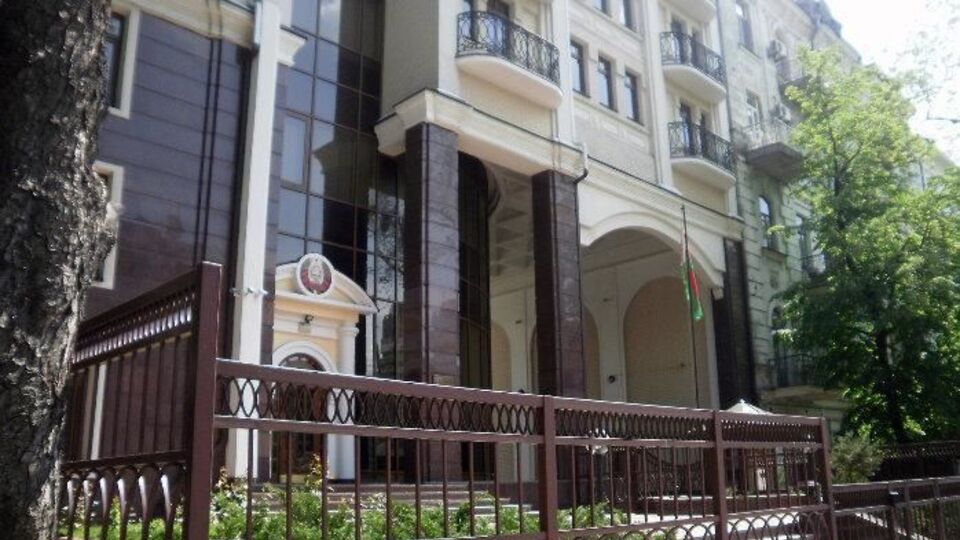 Білорусь вимагає від України гарантувати безпеку свого посольства