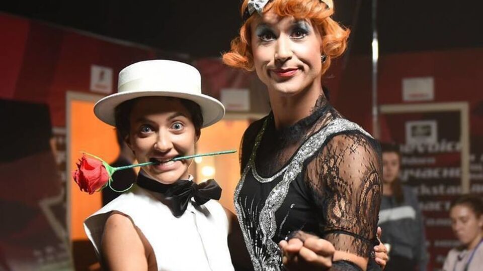 Бабкін і його дружина відтворили епізод фільму "У джазі тільки дівчата"