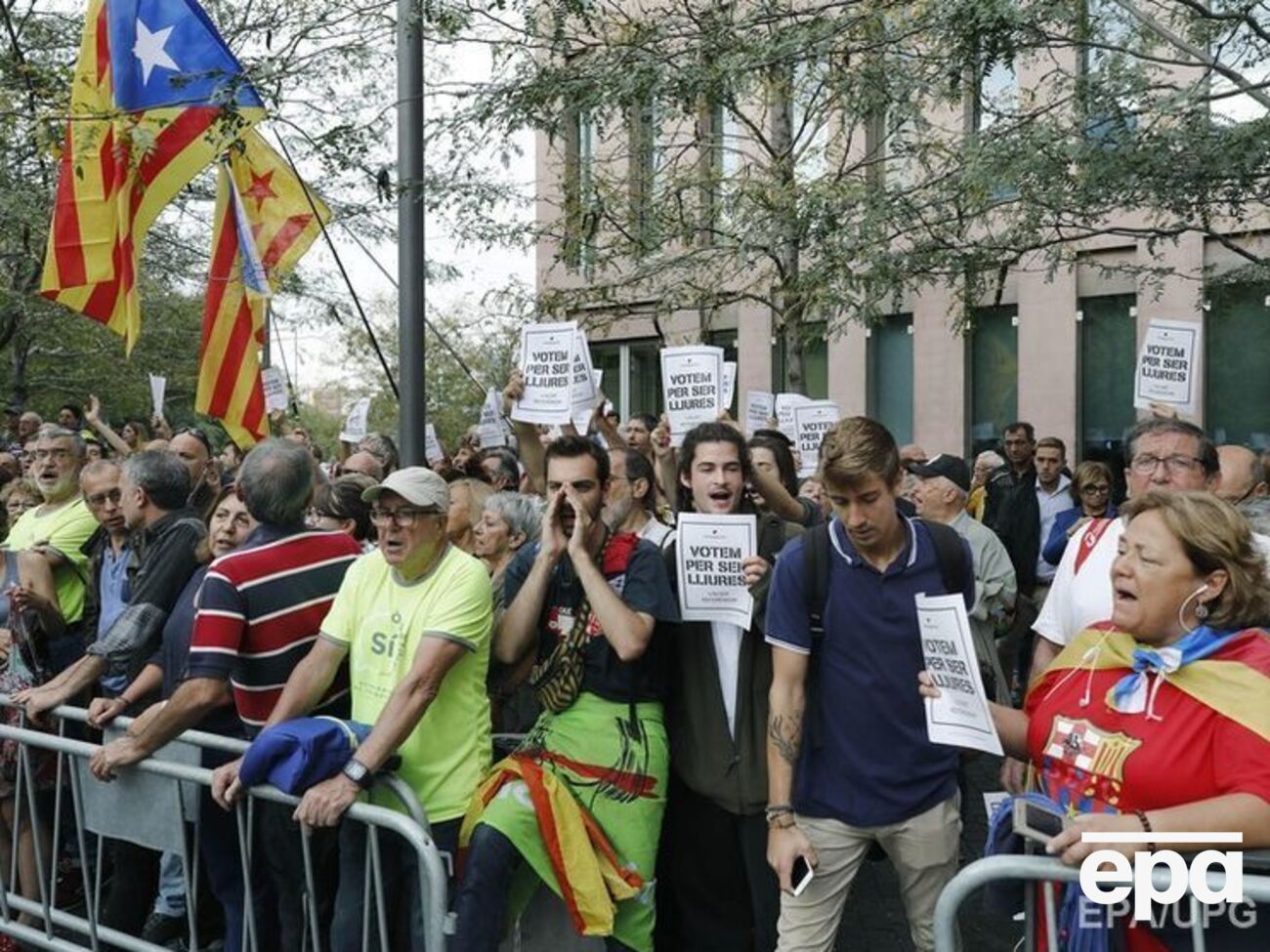 Жителі Каталонії проводять вуличні акції на підтримку референдуму про незалежність