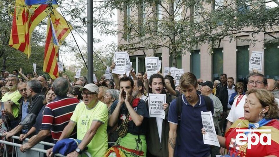 Жители Каталонии проводят уличные акции в поддержку референдума о независимости