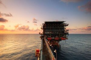 Аналитики отмечают тенденцию к сокращению избытка предложения на рынке нефти