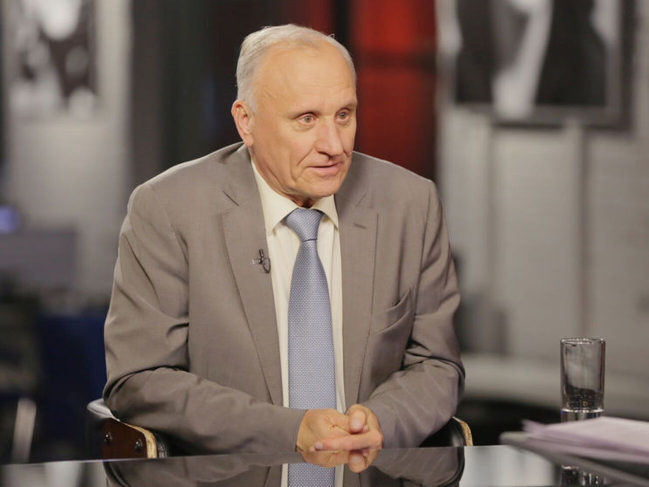 Бурбулис: Говорят, что Путин будет самовыдвиженцем. Без подручных в виде "Общероссийского народного фронта", в котором нет народа, и в виде ведущей партии "Единая Россия", в которой нет единства